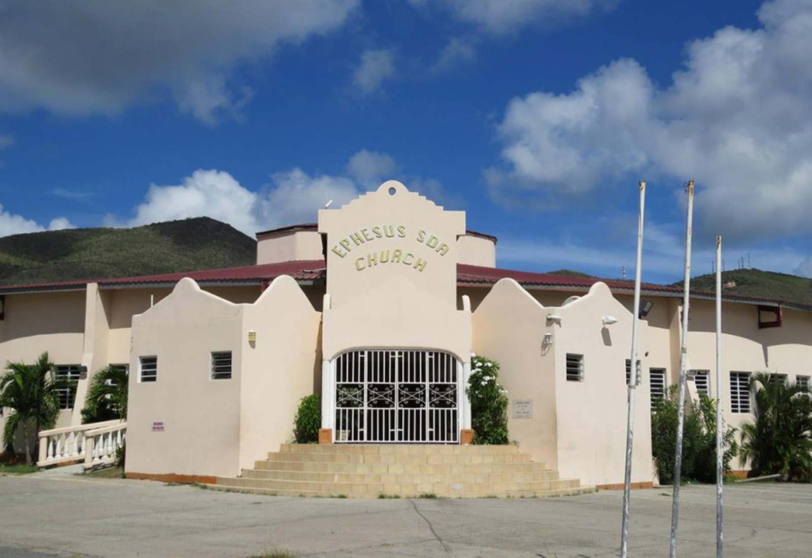 Saint-Martin : les membres reconsacrent leur édifice détruit par l’ouragan Irma