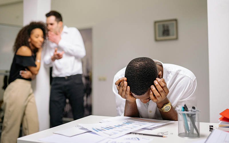 Au-delà du commérage