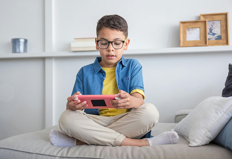 Comment l’exposition aux écrans altère le développement de l’enfant