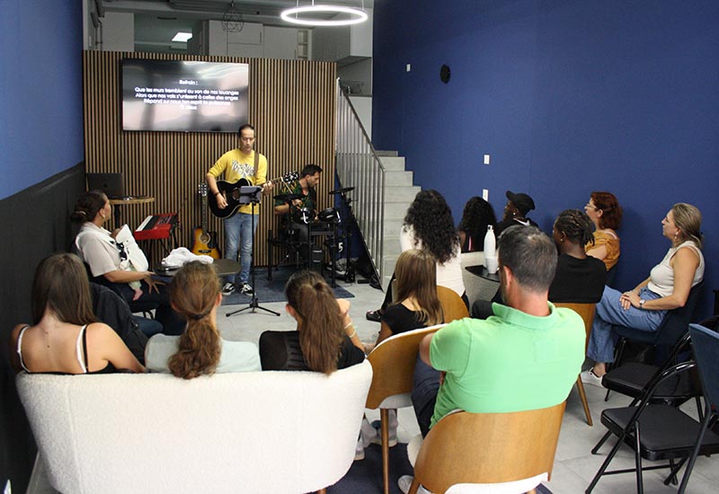 Et si les jeunes vivaient mal l’Église… en silence ?